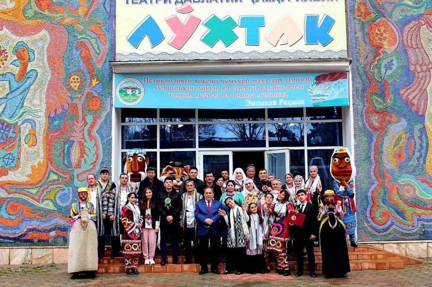 Труппа Ферганского областного театра кукол находится на гастролях в Республике Таджикистан